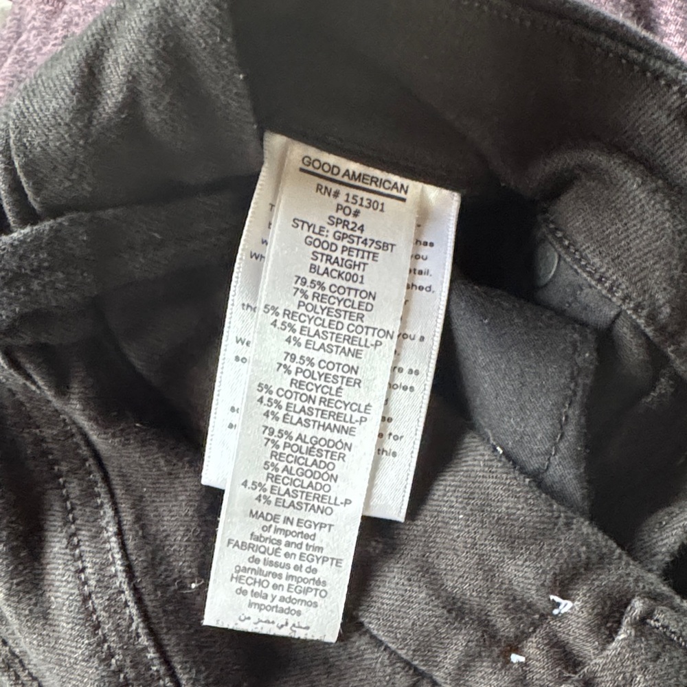 Good American NEVER FADES GOOD PETITE STRAIGHT JEANS - Picture 14 of 15